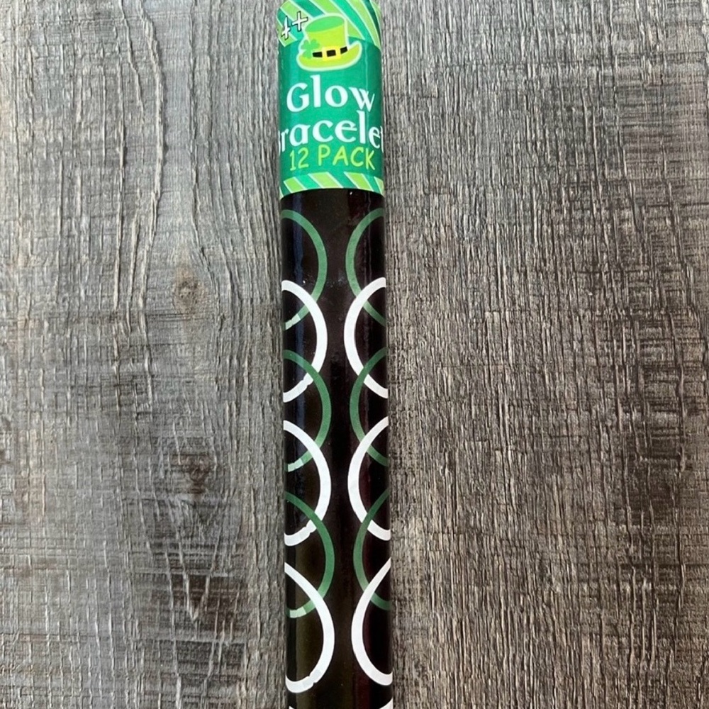 💞 New 12-Pack of Green & White Day Glow Stick Bracelets